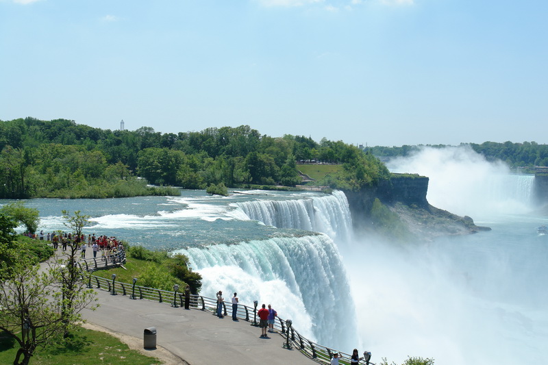   -  (American falls)   (Horseshoe falls).